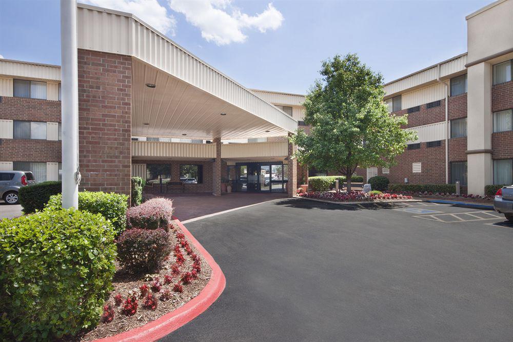 Clarion Pointe Okc Airport Hotel Oklahoma City Exterior photo
