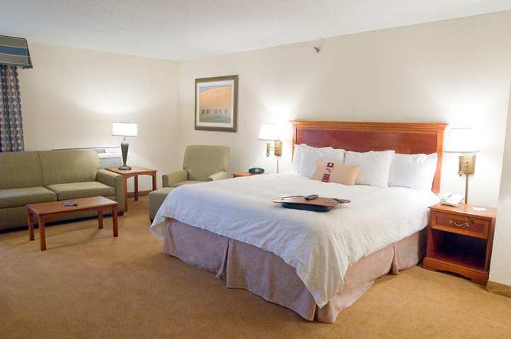 Clarion Pointe Okc Airport Hotel Oklahoma City Room photo